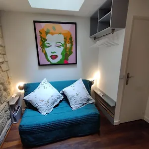 Romantic Tiny House Inside Montmartre Paris